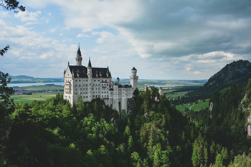 neuschwanstein-1081678_960_720.jpg